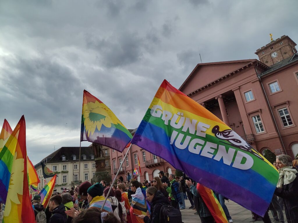 Grüne Jugend Pridefahne auf der Wählt-Liebe-Demo vor der Landtagswahl 2026